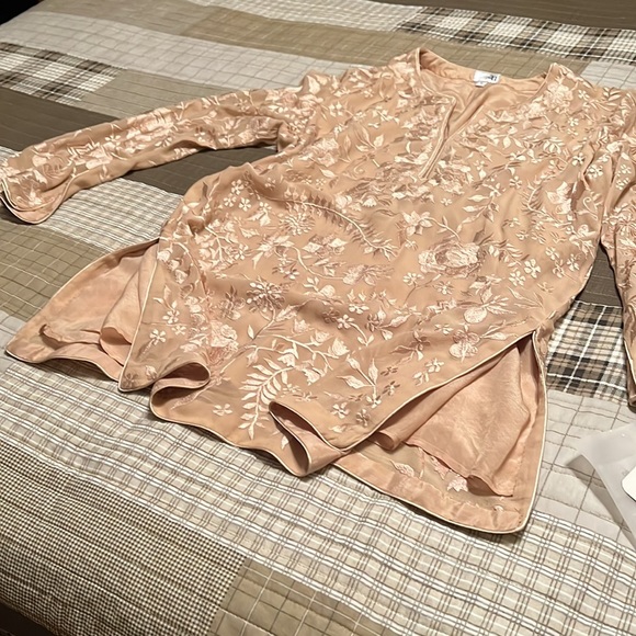 Beautiful and HOT show off this top impressive and sharp - Picture 2 of 8